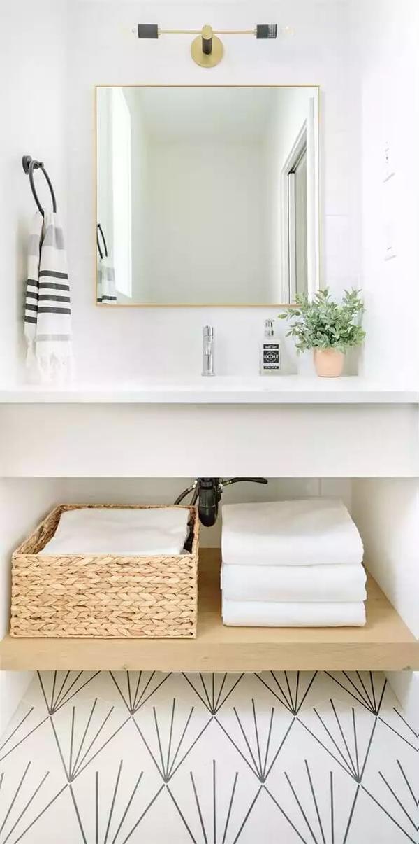Take a Peek at This Minimalist Bath with Bold Geometric Tiles