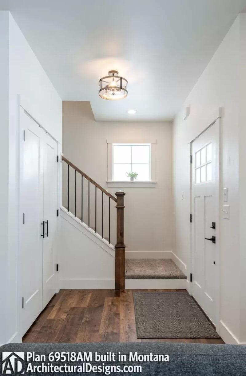 Stepping Into Simplicity: Clean Lines and Warm Woods in This Entryway