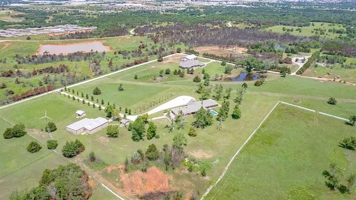 Expansive Countryside Estate with Serene Open Spaces