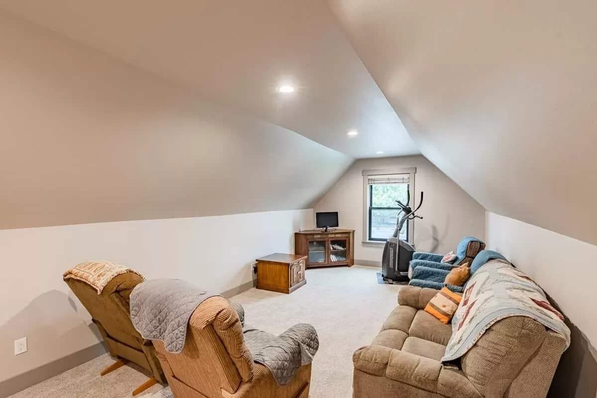 Cozy Bonus Room with Versatile Use in Mind