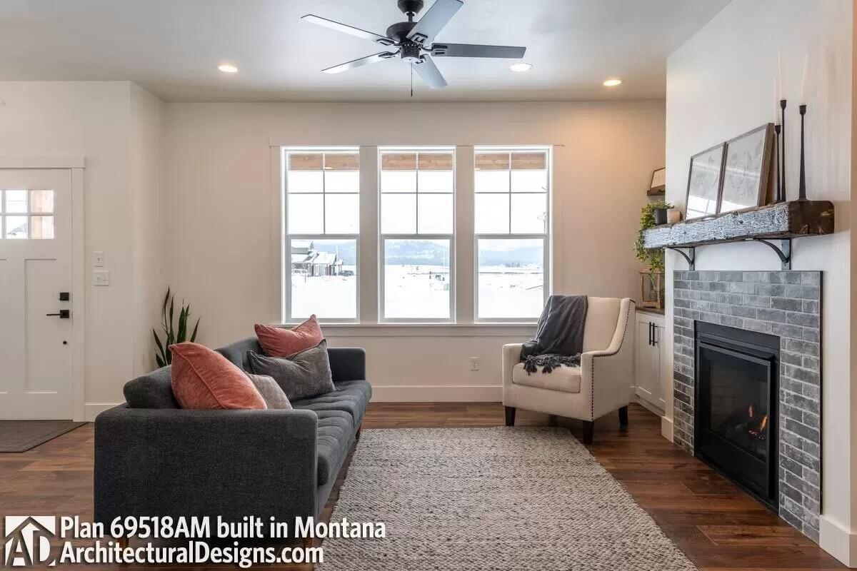 Look at the Natural Light Pouring into This Craftsman Living Room