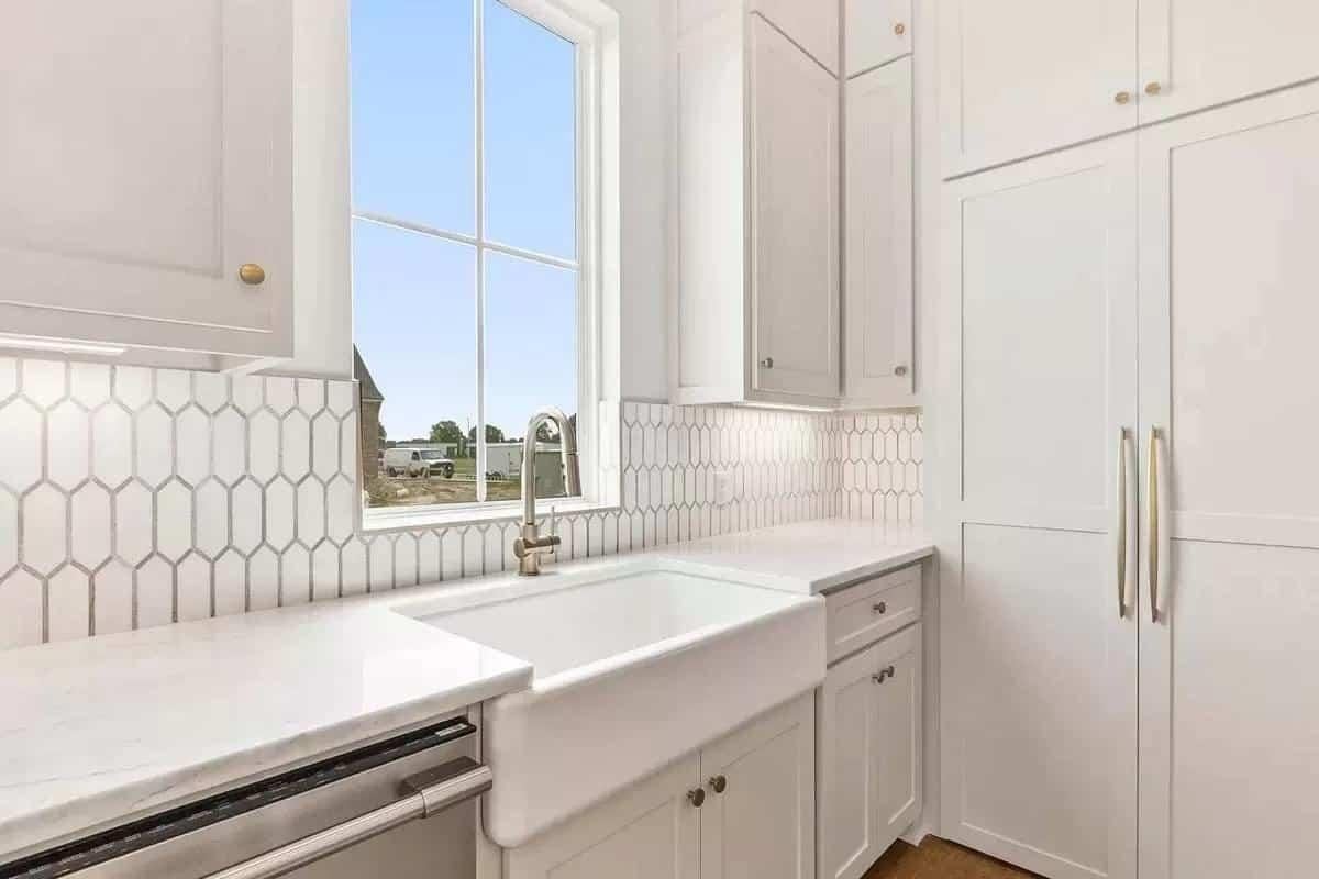 Take Note of the Farmhouse Sink in This Bright Kitchen Corner