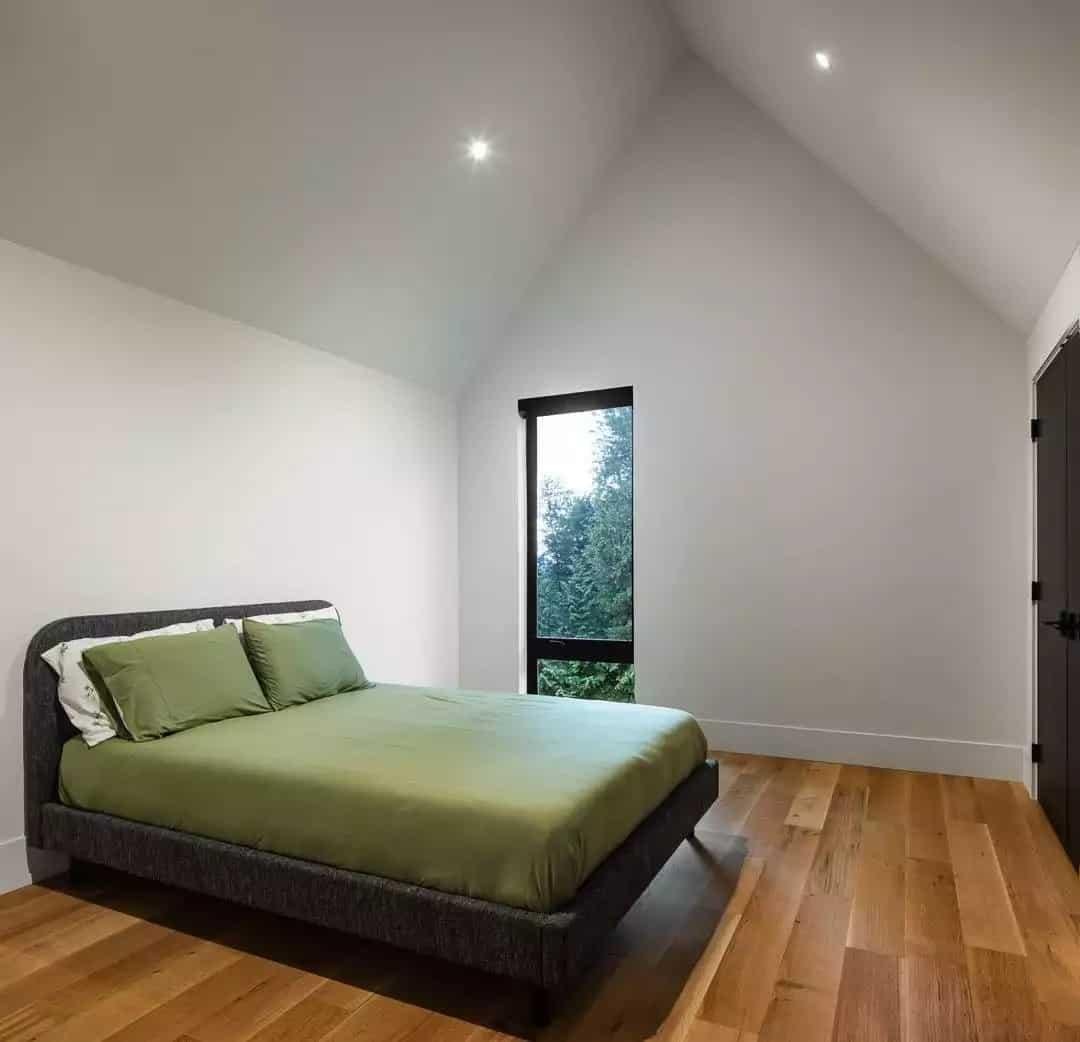 Look How This Minimalist Bedroom Maximizes Natural Light