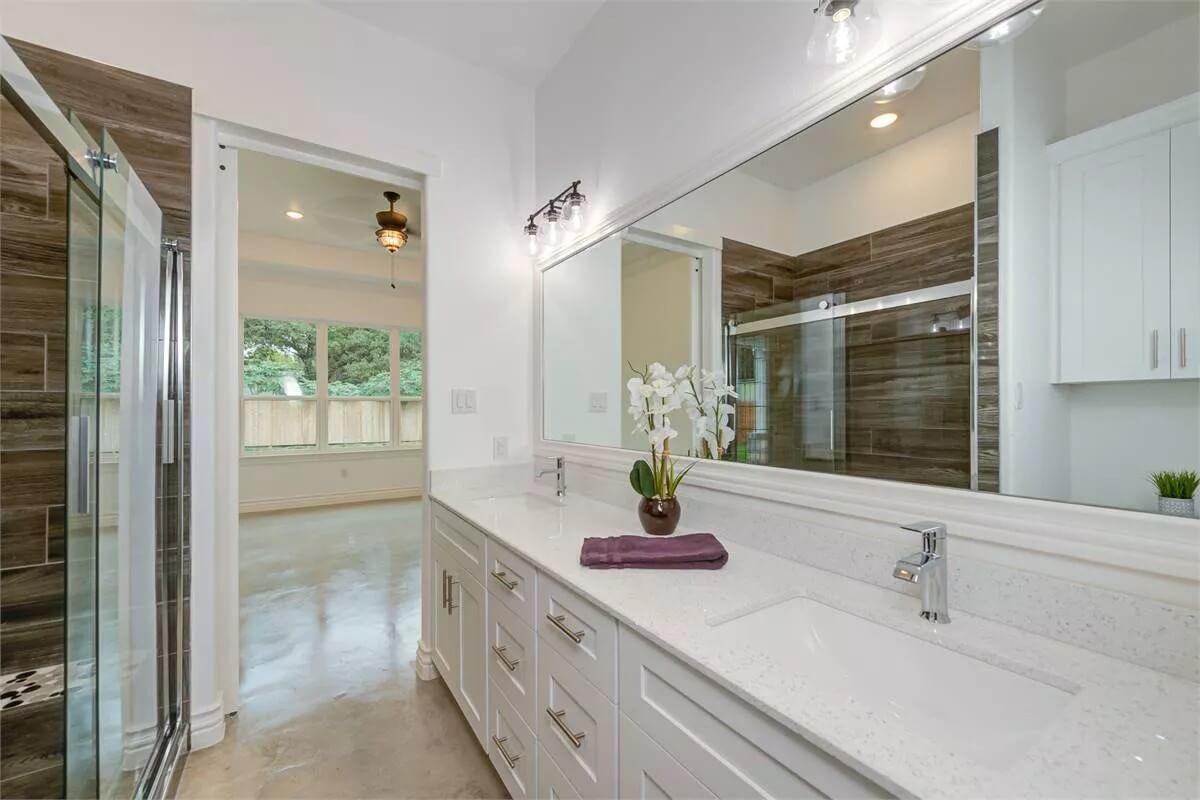 Modern Bathroom with a Spacious Walk-In Shower