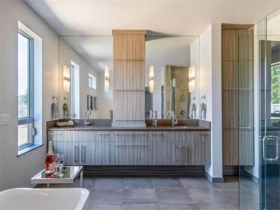 Elegant Bathroom Design Featuring Symmetrical Vanities and Mirrored Walls