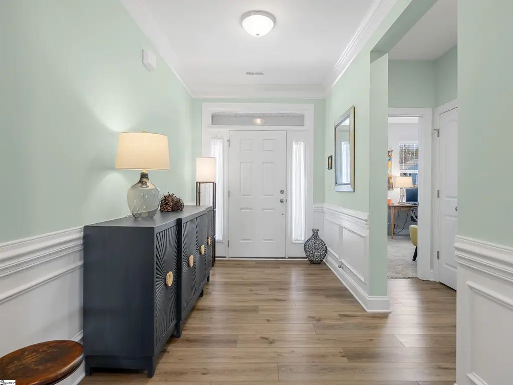 Traditional-Style 4-Bedroom Home with Loft and Covered Back Porch (Floor Plan)