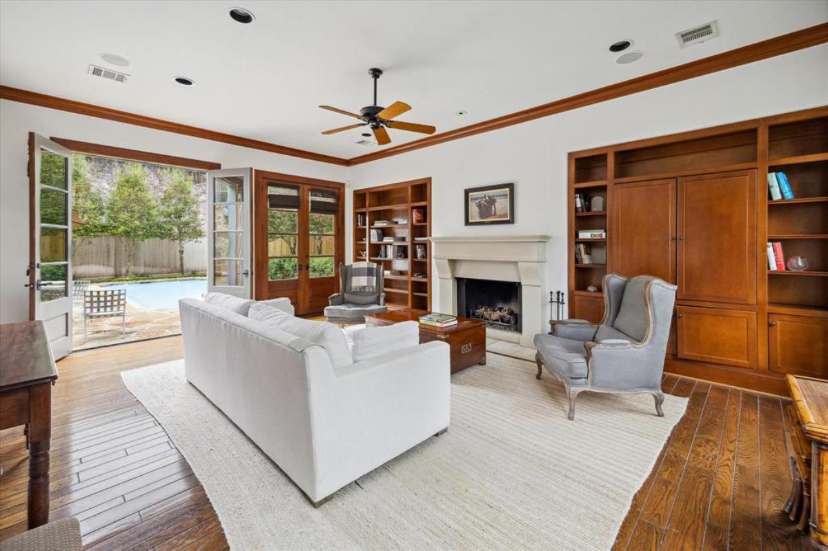 Step into This Craftsman Living Room with Elegant Built-in Shelving