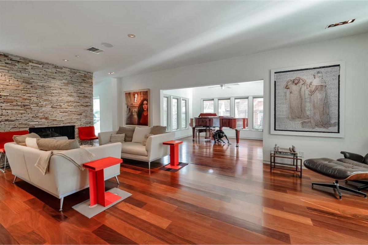 Striking Red Accents in This Contemporary Living Room