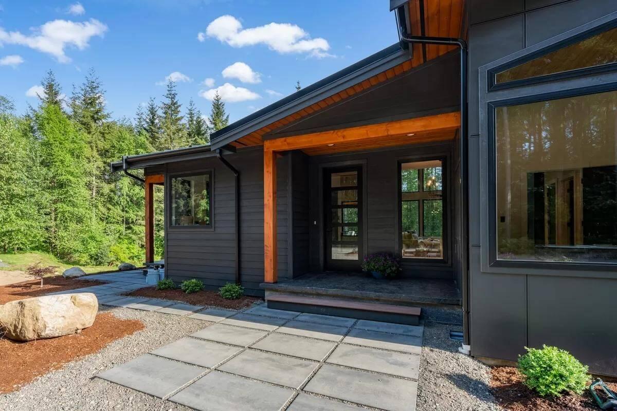 Check Out the Warm Wood Accents on This Contemporary Entryway