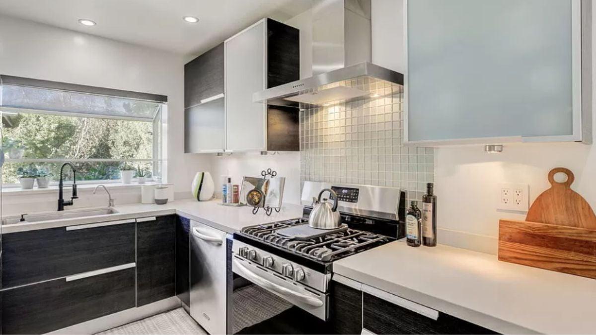 Modern Kitchen with Striking Two-Tone Cabinetry