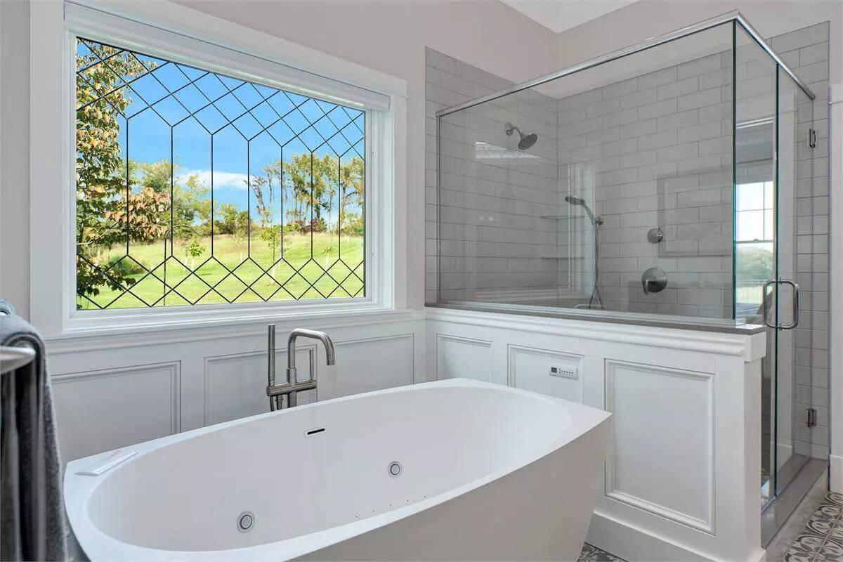 Check Out the View from This Elegant Soaking Tub