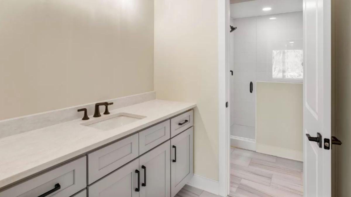 Discover the Subtle Elegance of This Bathroom