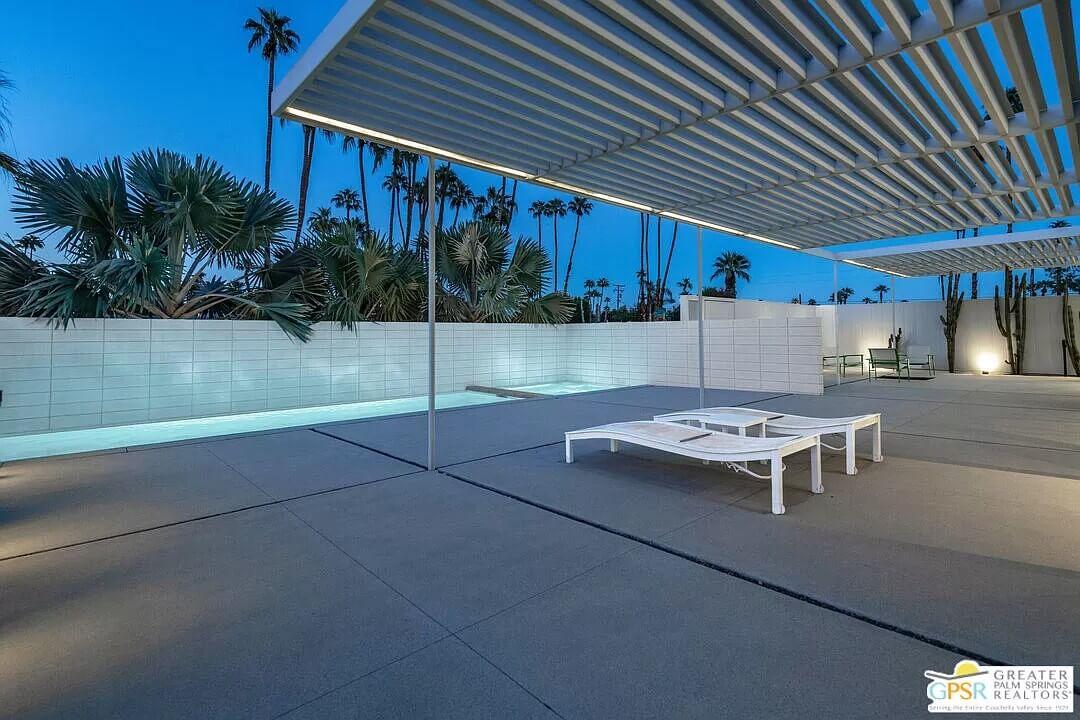 Sleek Poolside Retreat with Modern Pergola Design