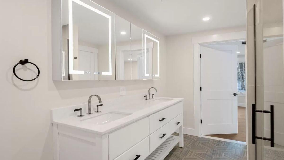 Explore the Sleek Design of This Bathroom