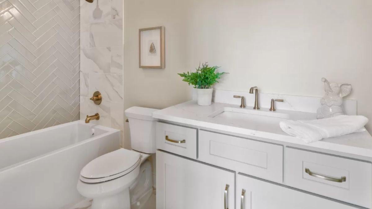 Take Note of the Herringbone Tile in This Bright Bathroom