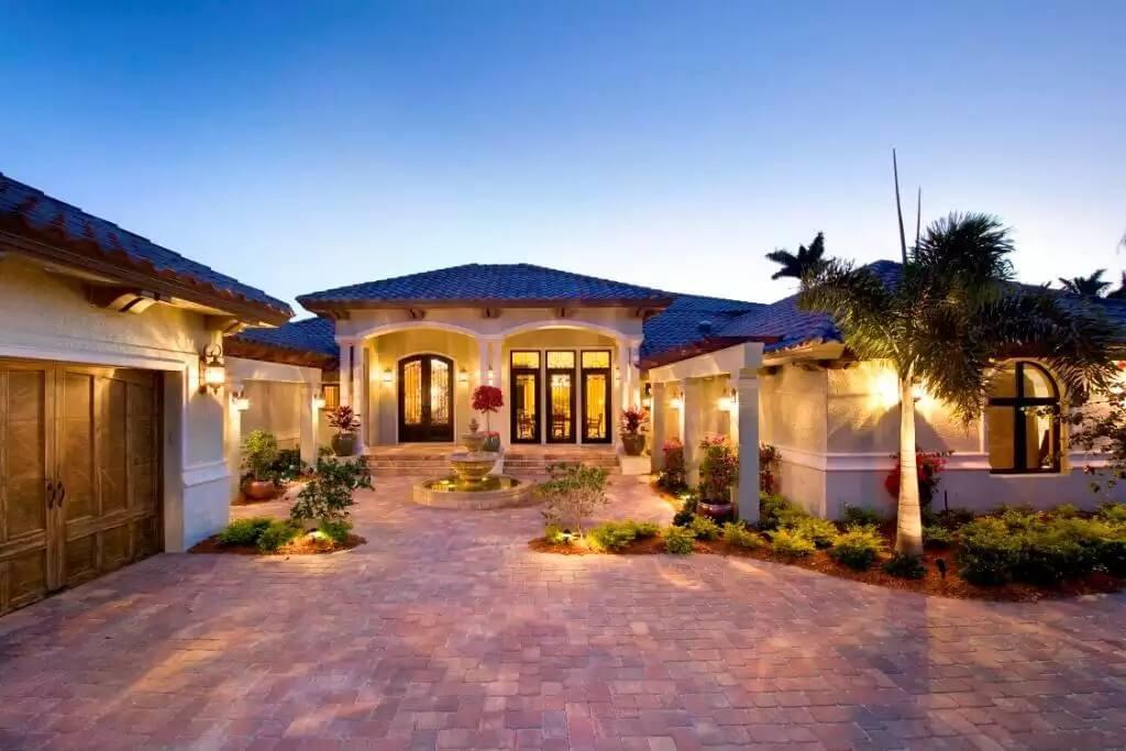 Mediterranean Villa with Stunning Arched Entrances and a Lush Courtyard
