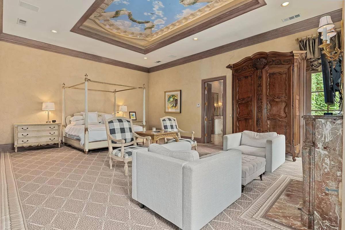 The Ceiling Mural in This Bedroom Adds a Touch of Sky-High Elegance