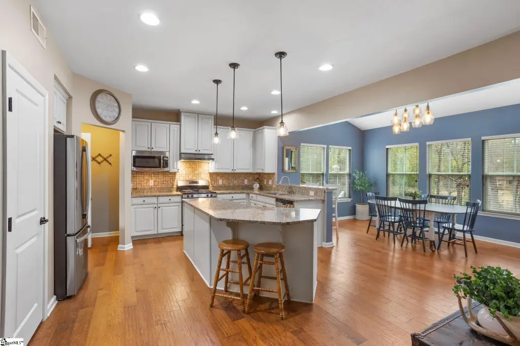 Craftsman-Style 4-Bedroom Home with Open-Concept Layout and Screened-in Porch (Floor Plan)
