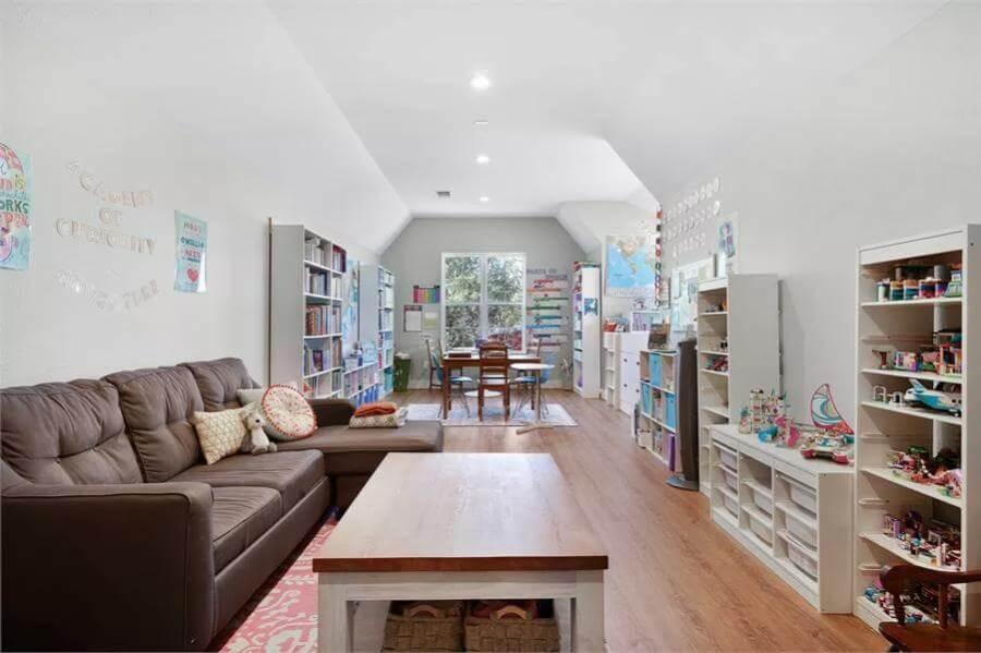 Creative Learning Space Designed for Both Comfort and Function