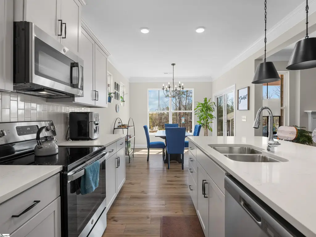 Traditional-Style 4-Bedroom Home with Loft and Covered Back Porch (Floor Plan)