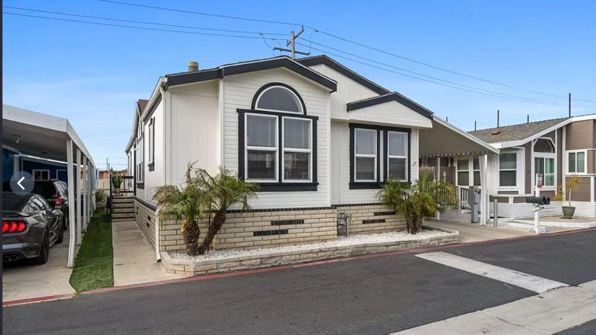 Distinctive Arched Window Complements This Manufactured Home