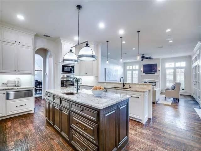 Look at That Dual-Toned Island at the Heart of This Kitchen