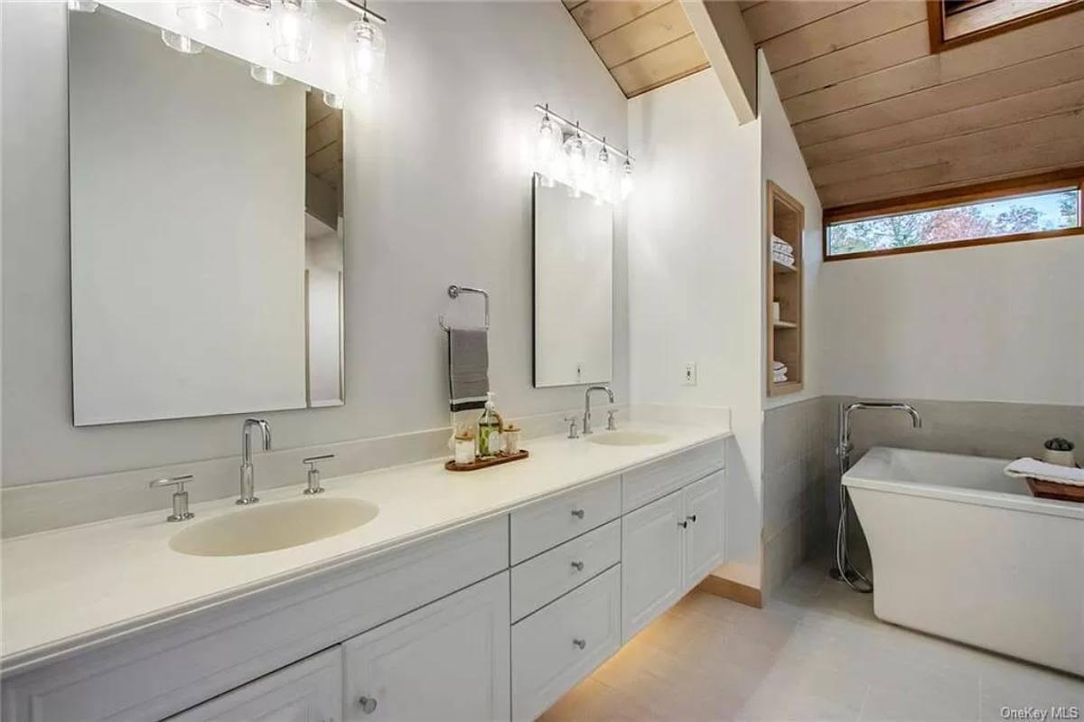 Wow, Look at the Wooden Ceilings in This Light-Filled Bathroom