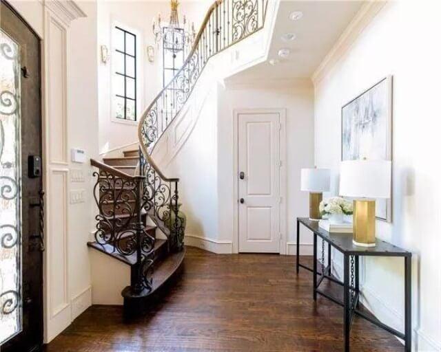 Wow, That Curved Ironwork Railing Looks So Luxurious
