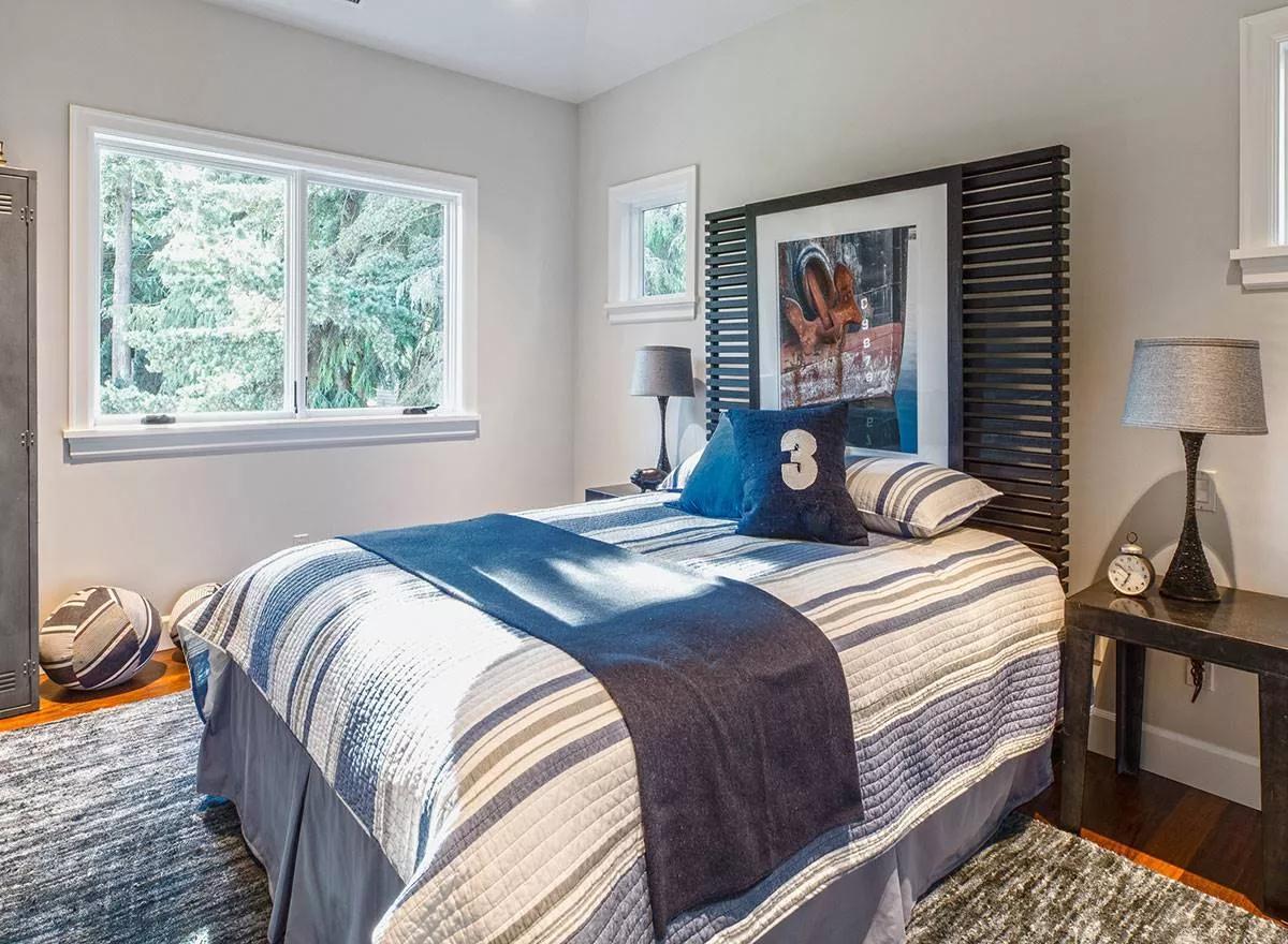 Check Out the Relaxed Vibe With Striped Bedding in This Bedroom