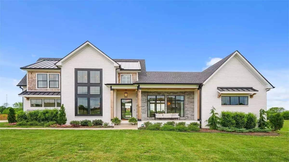 Explore the Striking Symmetry of This Modern Farmhouse Exterior