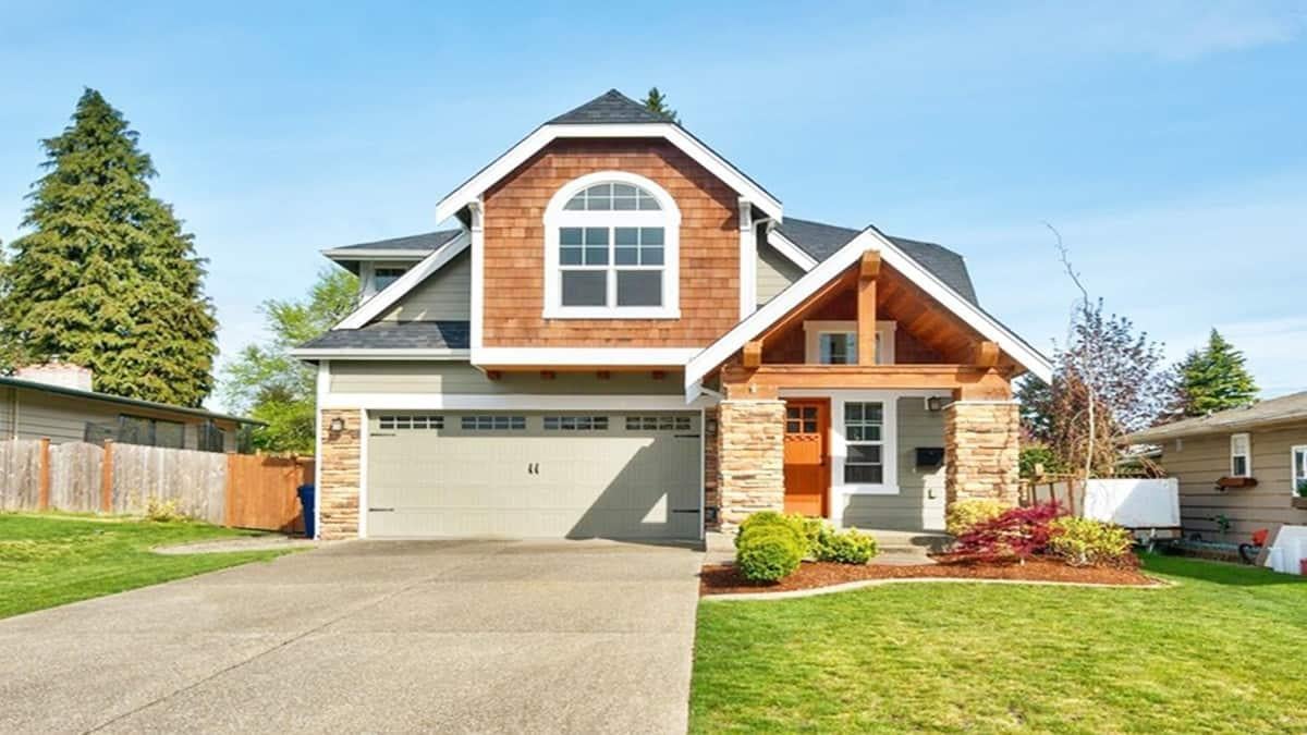 Craftsman-Style House with a Charming Gable and Stone Accents