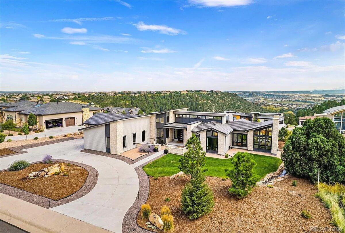 Spectacular Hillside Views Framed by Bold Modern Architecture