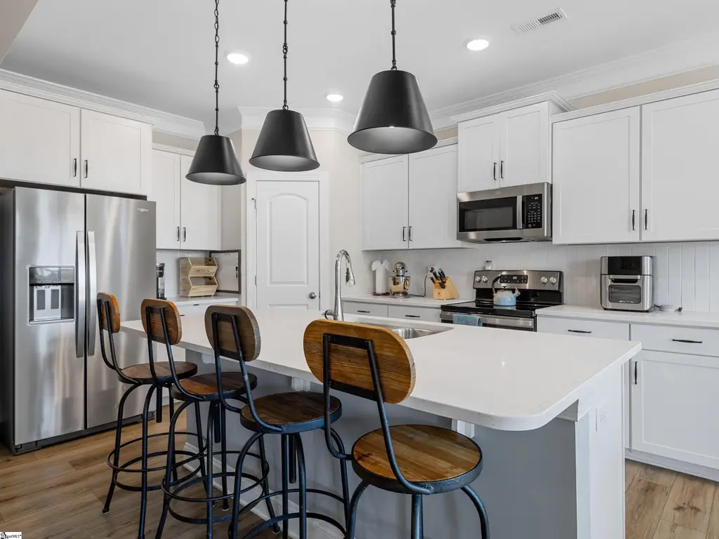 Traditional-Style 4-Bedroom Home with Loft and Covered Back Porch (Floor Plan)