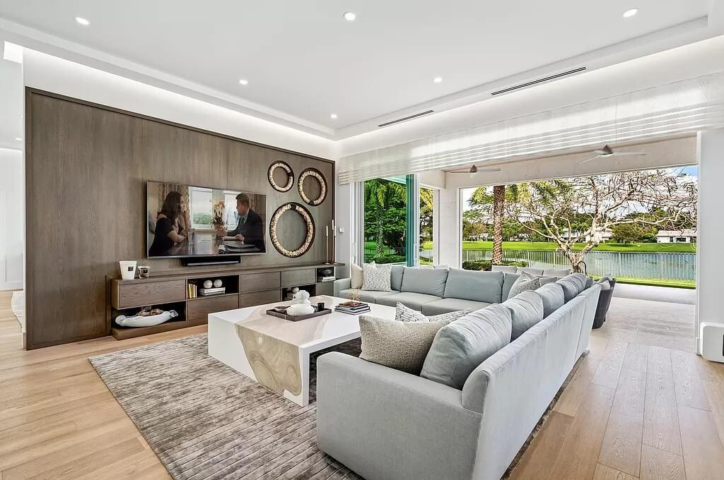 Discover the Seamless Indoor-Outdoor Flow in This Chic Living Room