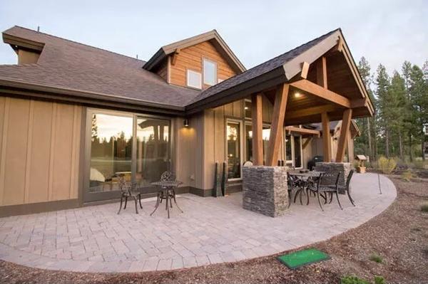 Timber-Framed Porch Offering a Seamless Outdoor Dining Experience