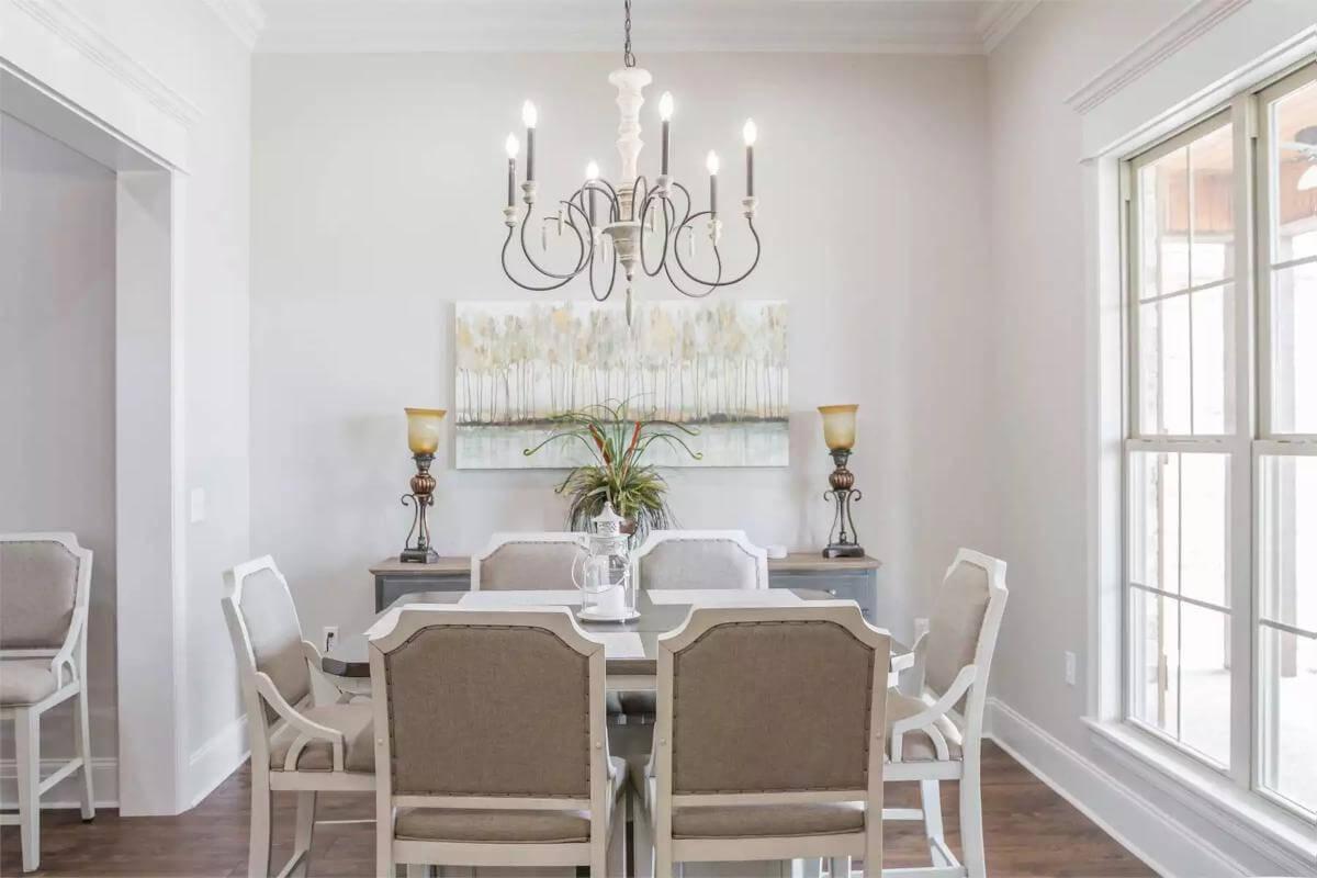 Elegant Dining Room Highlighting a Classic Chandelier