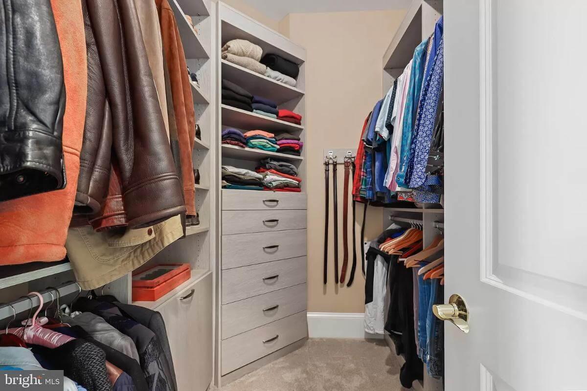 Practical Closet Design with Smart Storage Solutions