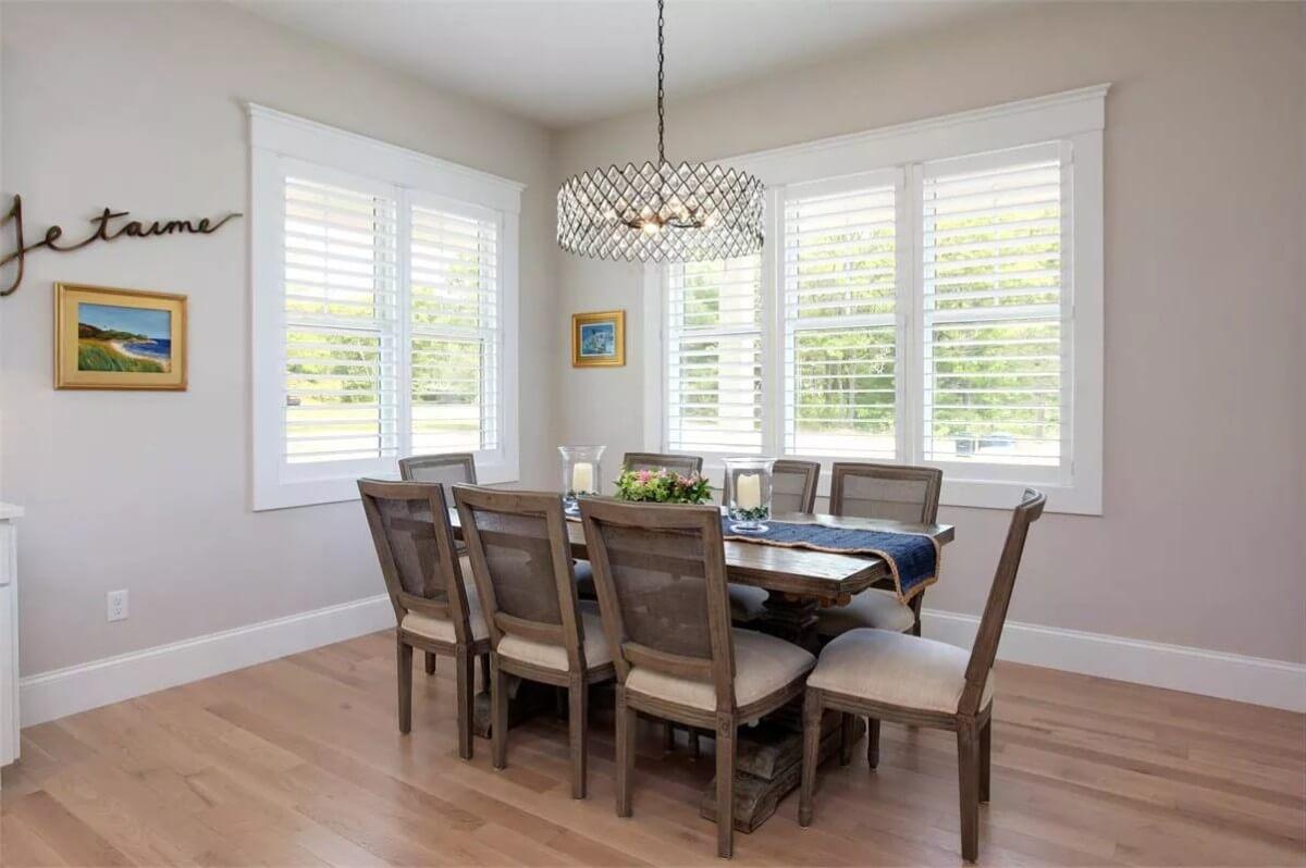 A Dining Room Highlighted by an Eye-Catching Chandelier