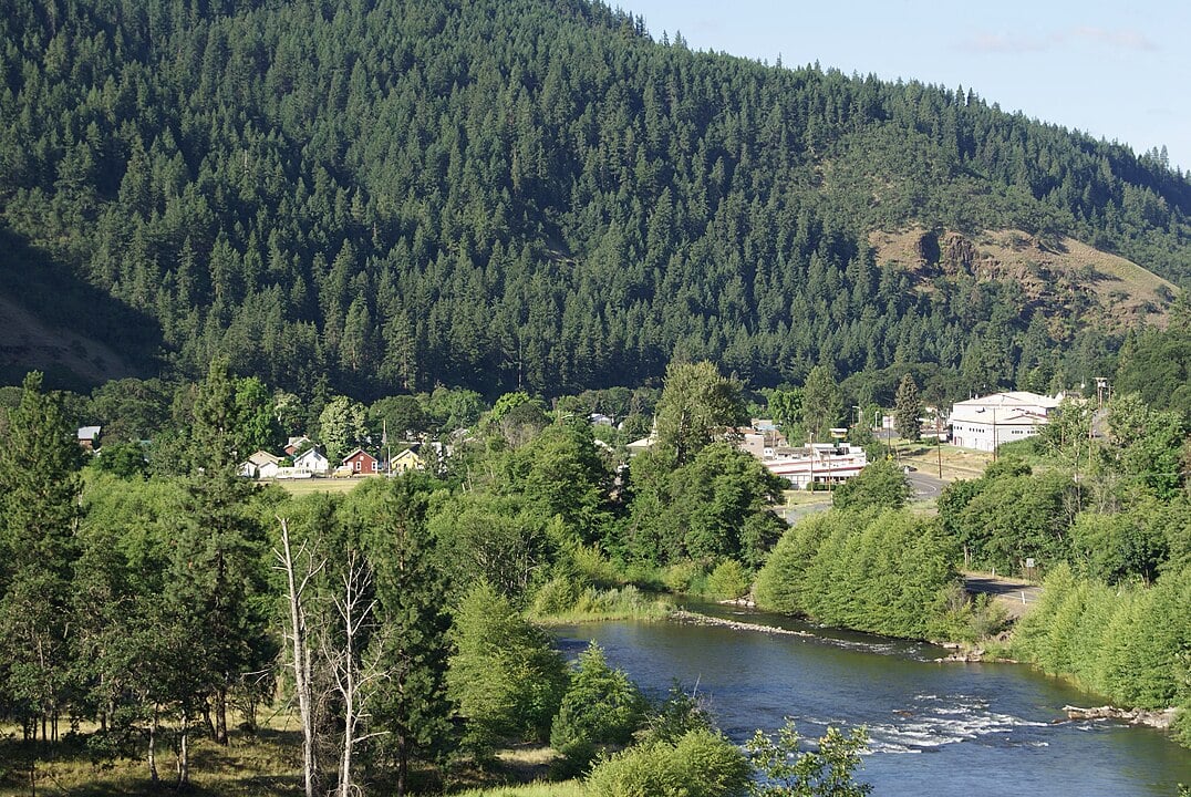 25 Secluded Towns Nestled in the Forests and River-Carved Landscapes of Southern Washington State