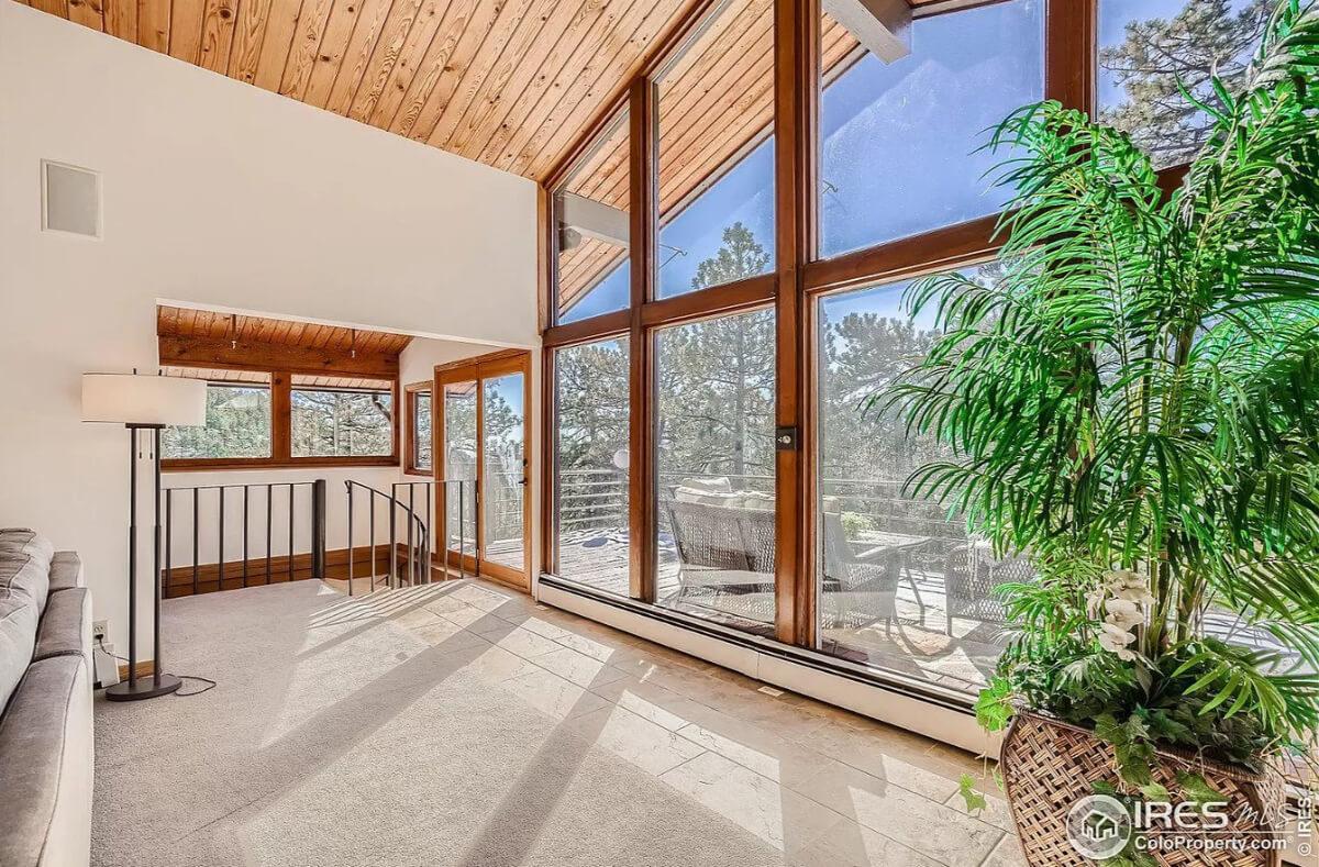 Look at These Expansive Windows Flooding the Room With Light