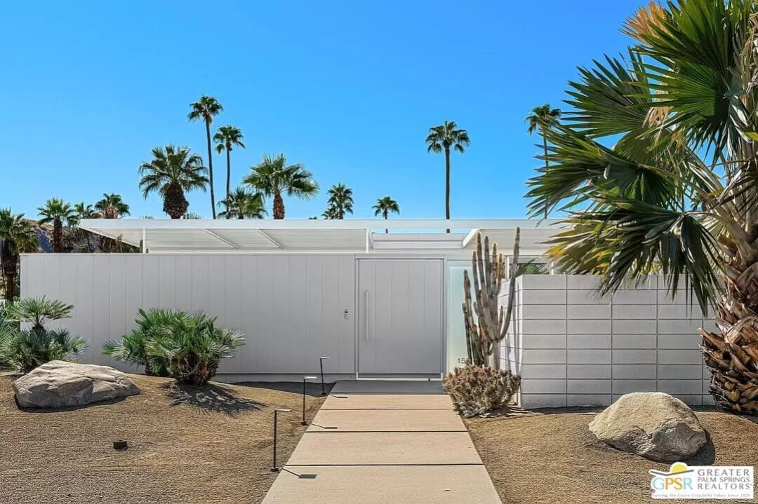 Mid-Century Modern Oasis with a Striking Minimalist Entrance