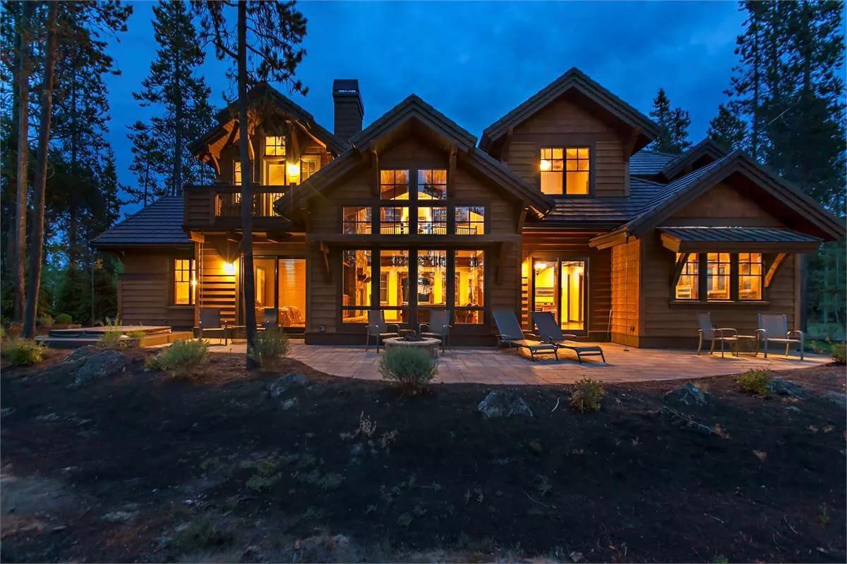 Check Out the Warm Glow of This Craftsman Home at Dusk