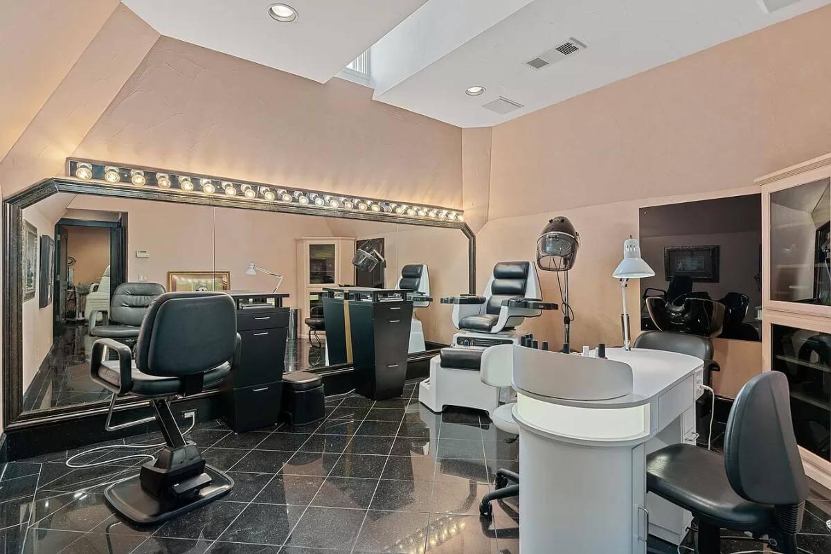 This Luxurious Salon Room is a Hidden Gem at Home