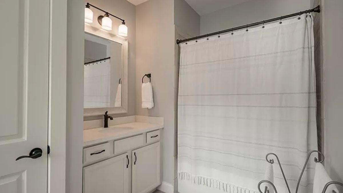 Simple Bathroom Design with Chic Matte Black Fixtures