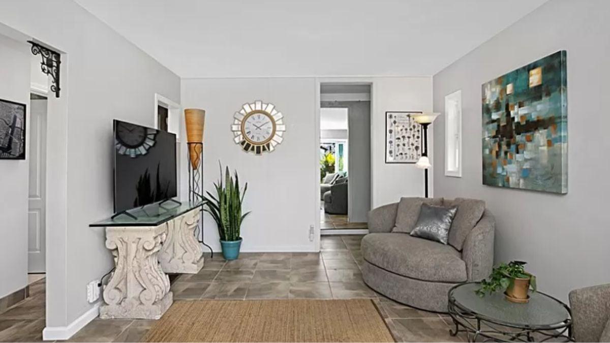 Look at That TV Stand with Classical Pedestal Style