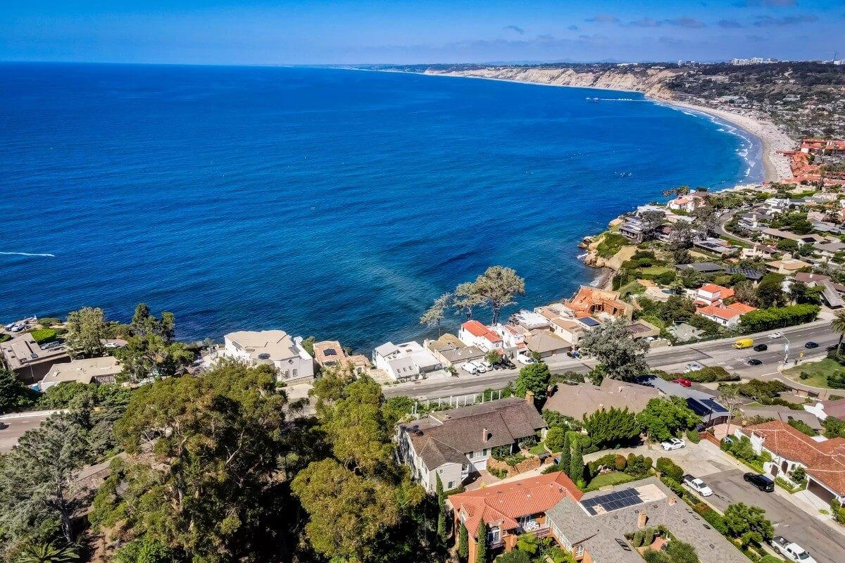 Look at These Cliffside Homes With Stunning Ocean Views