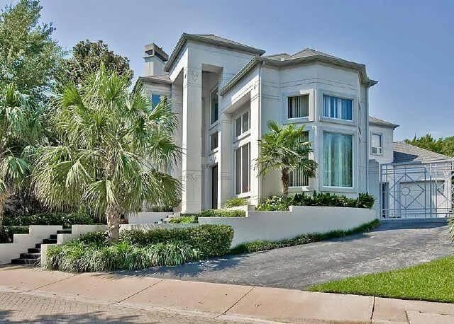 Stunning Contemporary Facade with Towering Columns and Palm Landscaping
