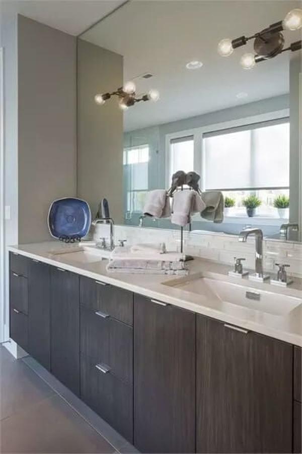 Sleek Bathroom Design Featuring a Double Vanity Setup