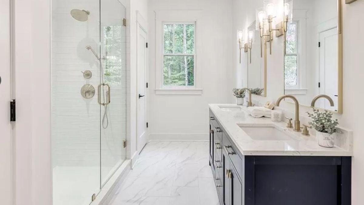 Wow, Check Out the Bold Contrast in This Elegant Bathroom