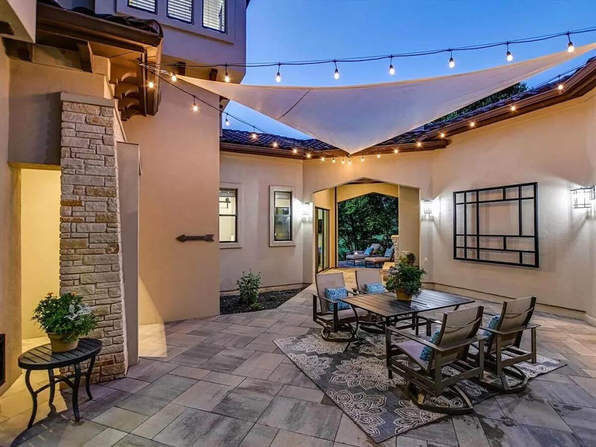 Outdoor Courtyard Oasis with Stylish String Lights